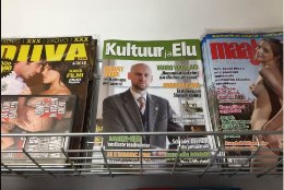 PÄEVA KLÕPS  | Varro Vooglaid leidis end kahe pornoajakirja embuses