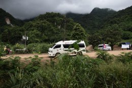 Ajakirjanikud: Tai koopa juures on vähemalt seitse kiirabiautot