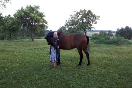 Noor naine kolis hobuste nimel Tallinnast maale metsade vahele: siin on hingematvalt ilus!