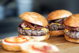 Narkoparunile pühendatud restoran pakub „kokaiinitriibuga“ burgereid