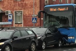 FOTOD | Jõhvis põrkasid kokku buss ja kolm sõiduautot