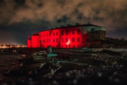 FOTOD | Patarei vangla värvus märtsiküüditamise 70. aastapäeva õhtul punaseks