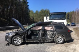 FOTOD | Pärnumaal põrutas piimaveok otsa sõiduautole