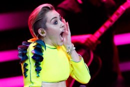 Miley Cyrus tätoveeris soome lauljanna käe peale sõna „gei“