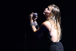 Miley laulis MTV galal lahutusballaadi, kuid musitas lava taga uue kallimaga