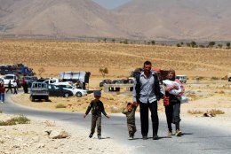 Sajad tuhanded inimesed põgenevad Süüria valitsusvägede pommitamise eest Türgi piirile