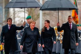 LIIDUKANTSLERIL KÜLAS: Angela Merkel võttis Sanna Marini vastu vihmases Berliinis