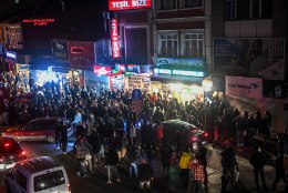 VIDEO | Türgis teatati, et paari tunni pärast kehtestatakse liikumiskeeld. Selle peale tormasid meeleheitel inimesed viimseid poodlemisi tegema