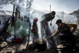 Tuvastamata ründaja avas Kreeka põgenikelaagri pihta tule, viga sai kaks migranti