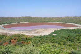 MÜSTIKA! India järv värvus üleöö roosaks