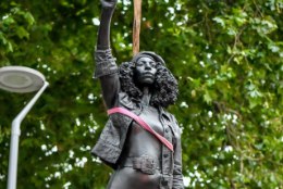 SILM SILMA VASTU: Briti võimud eemaldasid skulptuuri rassismi vastu protestijast