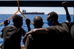 PÄÄSEMINE: 40 päeva Vahemerel loksunud pagulased lubati lõpuks maale