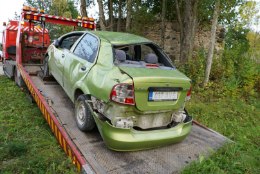 FOTOD | Järvamaal põhjustas alkohoolijoobes naisterahvas avarii. Auto rullus mitu korda üle katuse