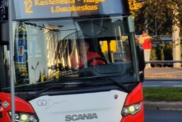 Tartus ründas tige bussijuht tänaval kampaaniat teinud reformikaid, jalalöögist päästis nännikorv