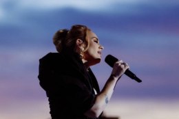 OLULINE DETAIL | Adele kandis kontserdil imeilusaid kõrvarõngaid, mille tähendus on suurem, kui arvatagi oskaks