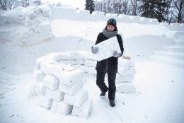 FOTOD | Rõõmu lumest: Pallase tudengid, ohvitserid ja osav kopajuht ehitavad Tartule lumelinna