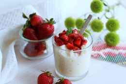 NOSTALGILINE MAGUSTOIT: vanilli-riisipuder maasikatega
