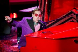 Valudes piinlev Elton John lükkab Briti ja Euroopa turnee 2023. aastasse