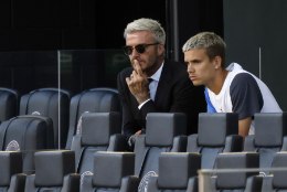 ISA JÄLGEDES? David Beckhami modellist poeg tegi papale kuuluvas meeskonnas profidebüüdi