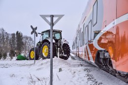 GALERII | Järvamaal sõitis lumesahk rongile sisse