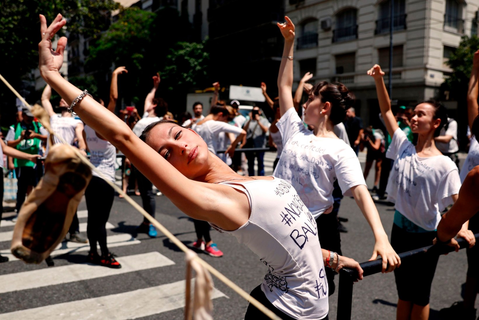 VIDEO JA FOTOD | Streik Argentina moodi: baleriinid blokeerisid Buenos Aireses autoliikluse