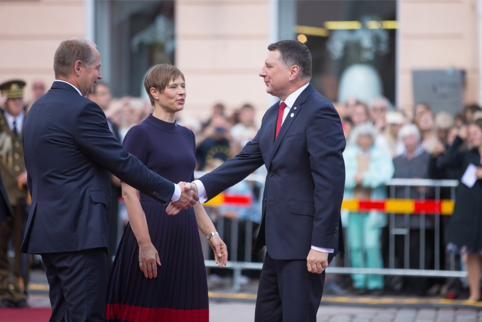 GALERII | President Kersti Kaljulaid tervitas Tartu raekoja platsil lähiriikide presidente