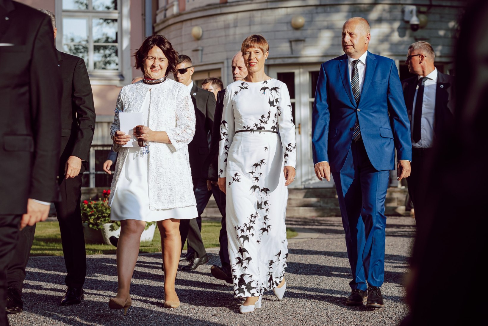 VIDEOD JA GALERII | Kersti Kaljulaid võõrustas taasiseseisvumispäeva puhul Kadrioru roosiaias külalisi 