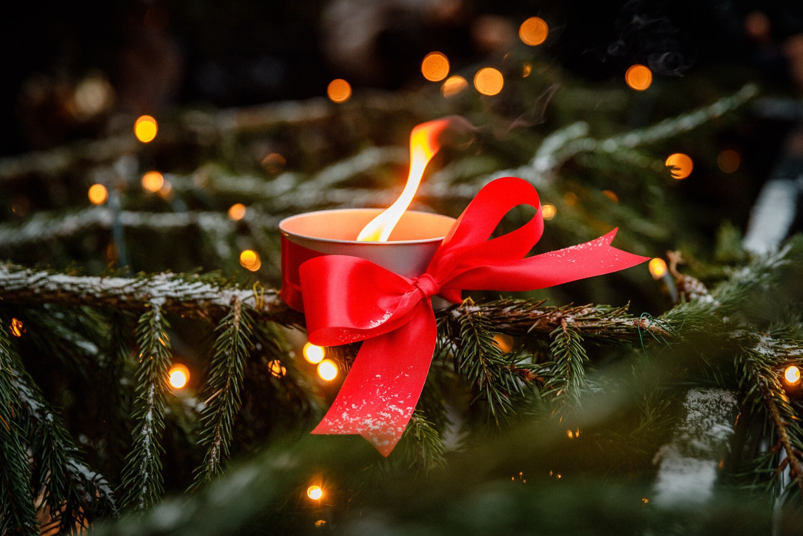 GALERII | Raekoja platsi jõulupuul süüdati esimene advendiküünal