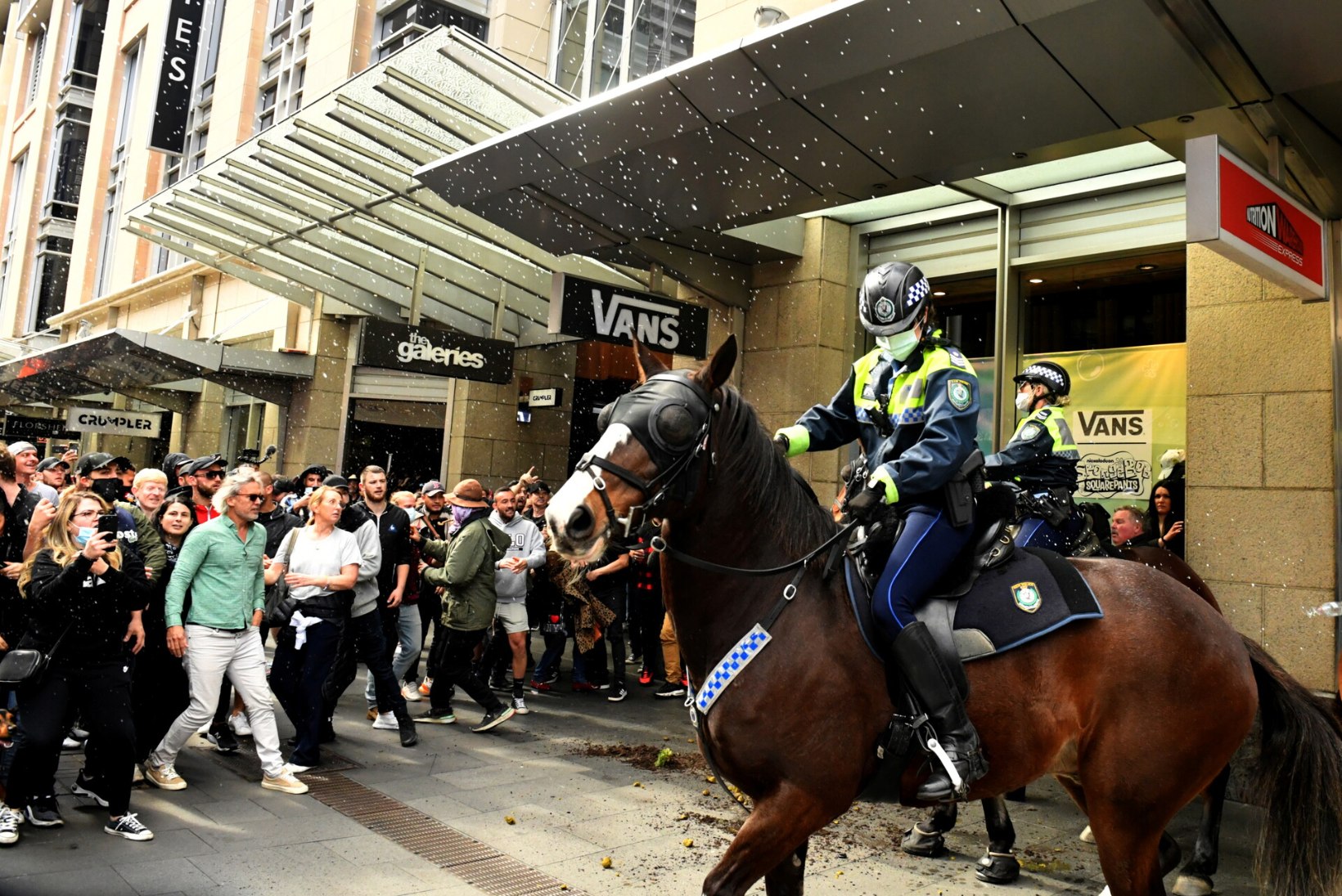 VIDEO | Austraalia koroonapiirangute vastastel meeleavaldustel löödi politseihobust, piirangud võivad hoopis pikeneda