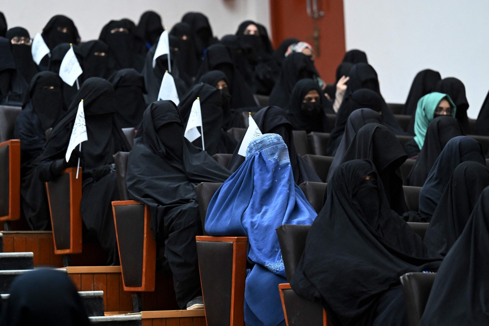 „ÄRGE PUUTUGE MU RIIDEID!“ Afgaani naised üle maailma mässavad Talibani range rõivakoodeksi vastu