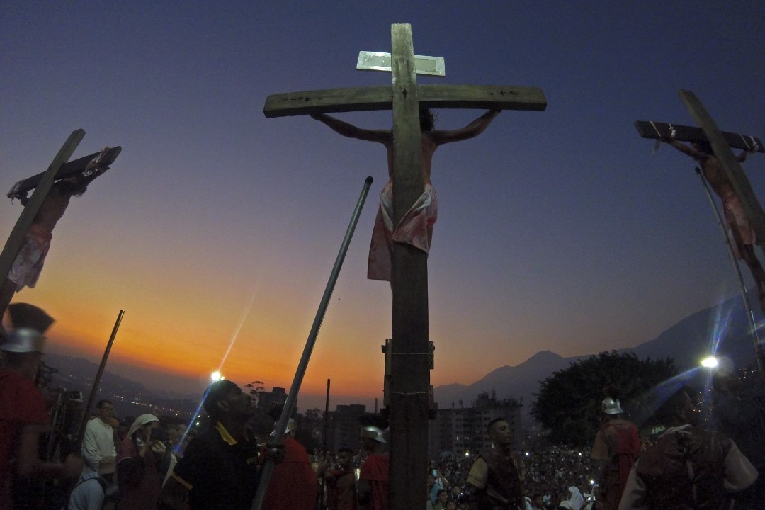 VIDEO | Guatemalas kukkus Jeesust kehastanud näitleja ristilt alla