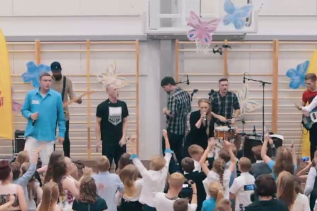 ÕHTULEHE VIDEO | Põhja-Tallinn tõi Harkujärve põhikooli lapsed lava ette hüppama