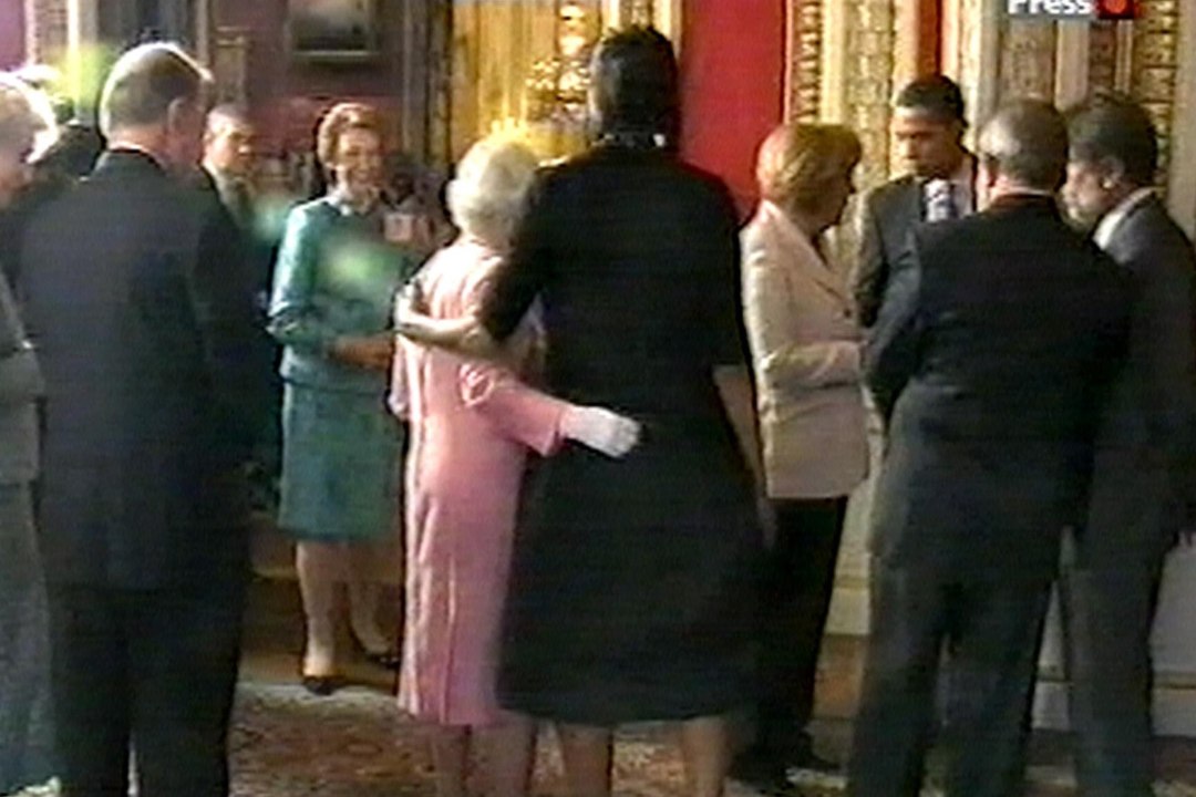 Michelle Obama seletab, miks ta etiketti rikkudes kuningannat kallistas