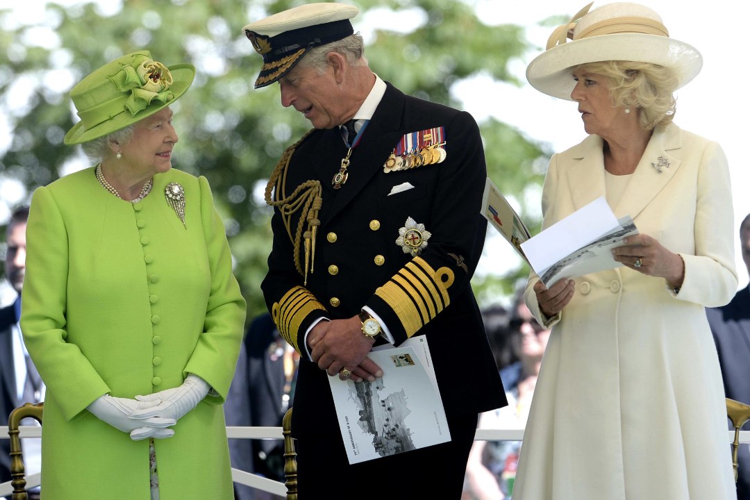 Raamat: Elizabeth II põlgas Camillat, Charles omakorda Middletone