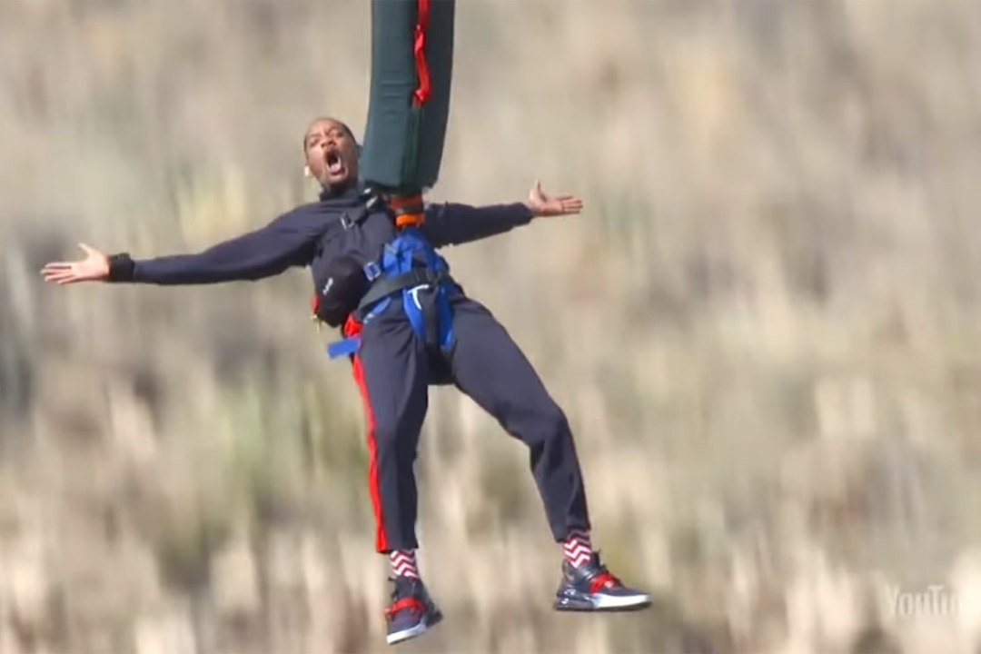VIDEO | Will Smith tegi 50. sünnipäeva puhul helikopterilt bungee-hüppe