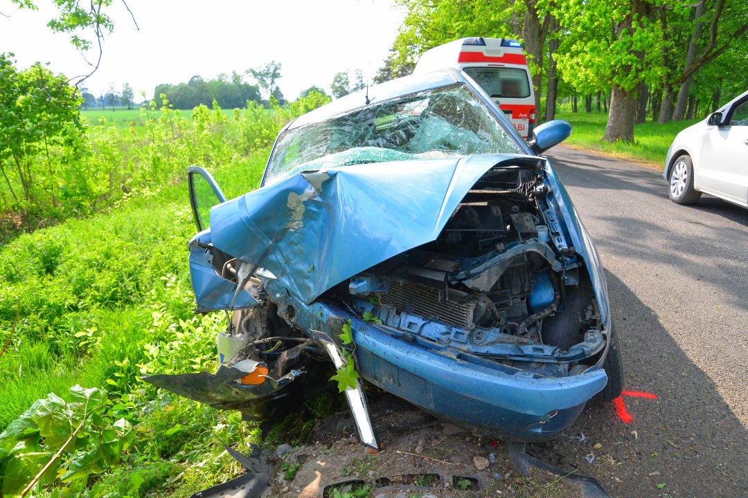 FOTOD | Viljandimaal sõitis auto vastu puud, sõidukis oli ka kaks last