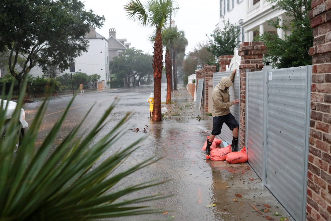 GALERII | Orkaan Dorian uputab USA idarannikut, jättes evakueerimata inimesed veelõksu