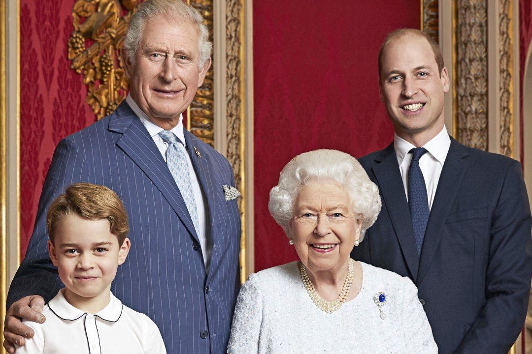 VAHVA PORTREE: Elizabeth II poseerib koos kolme tulevase kuningaga