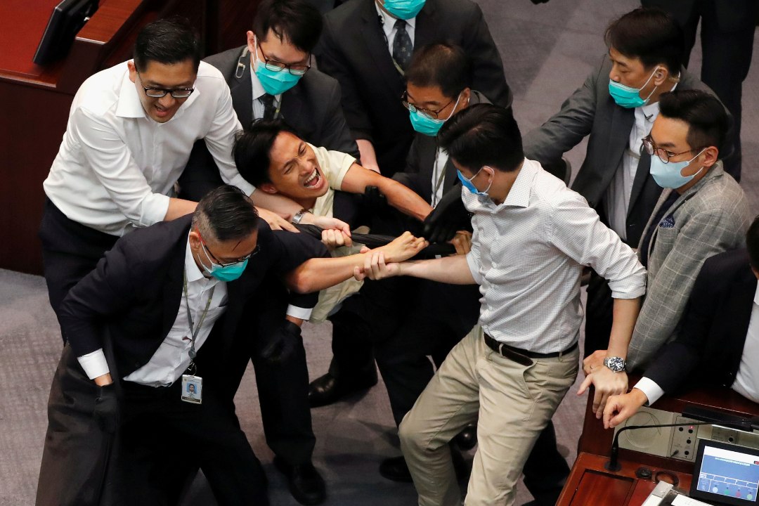 LÄKS KÄHMLUSEKS! Tülist Hiina hümni ümber tekkis Hongkongi parlamendis paras märul