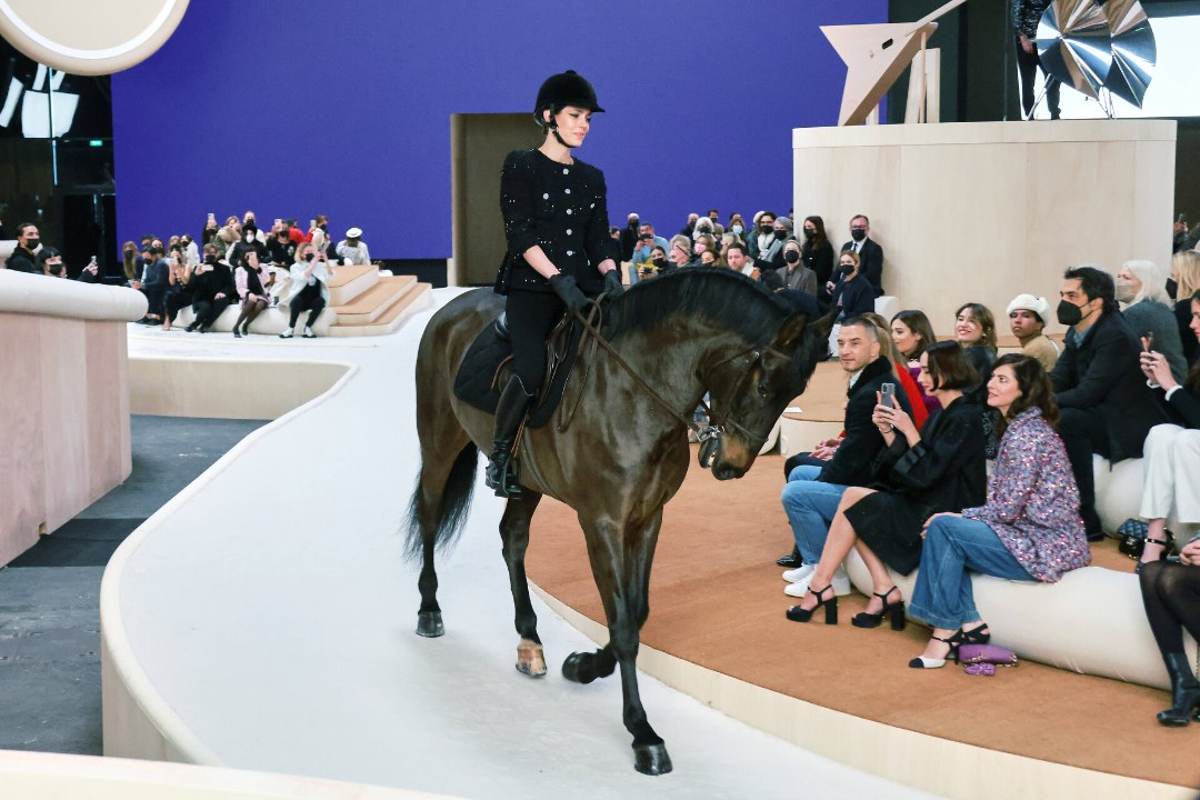 VIDEO | Grace Kelly tütretütar ratsutas Chaneli moeetendusel hobusega ringi!