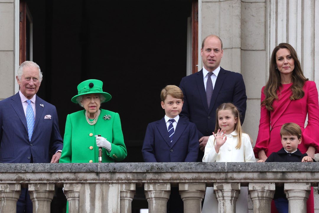 Elizabeth II organiseeris printsess Diana tapmise ja prints Harry isa pole Charles III?