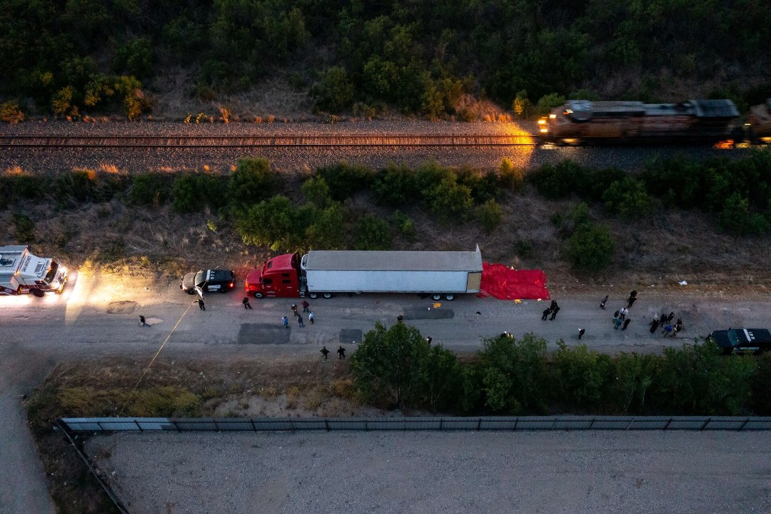 Texases leiti mahajäetud veoautost 46 kuumarabandusse surnud migranti