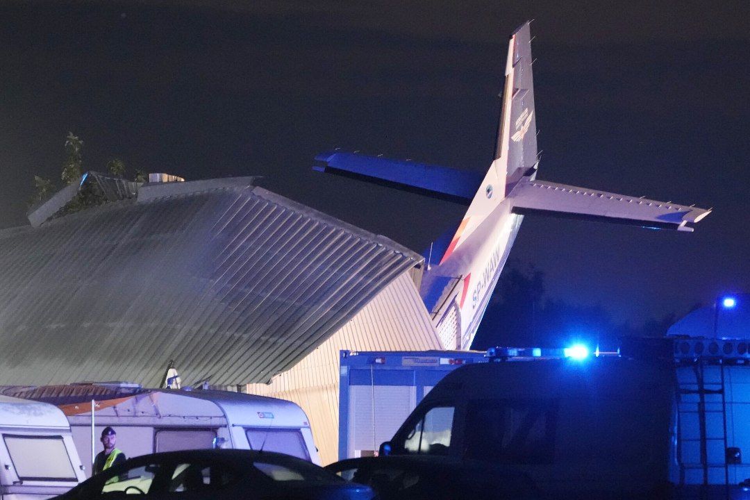 Poolas kukkus lennuk angaari, surma sai viis inimest
