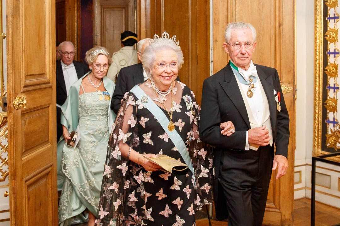 GALERII KUNINGALOSSIST | SÄRAV DAAM! Rootsi monarhi 80aastane õde taaskasutas troonijuubeli õhtusöögil liblikakleiti