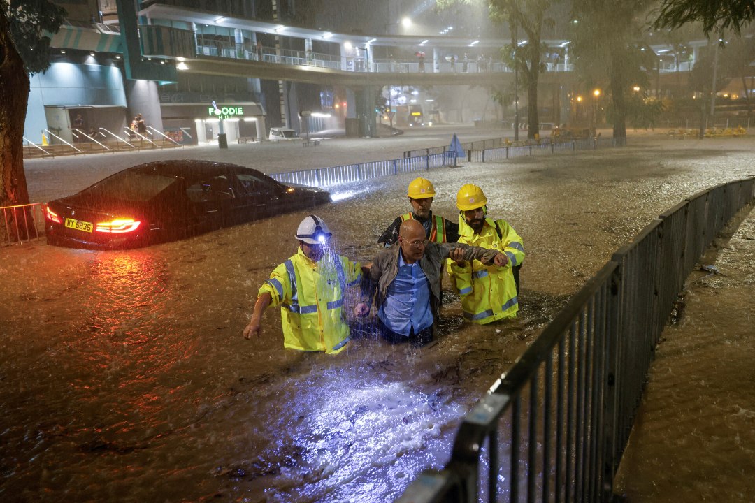 VIDEOD | SAJANDI TORM: ajalooline vihmasadu muutis Hongkongi tänavad jõgedeks