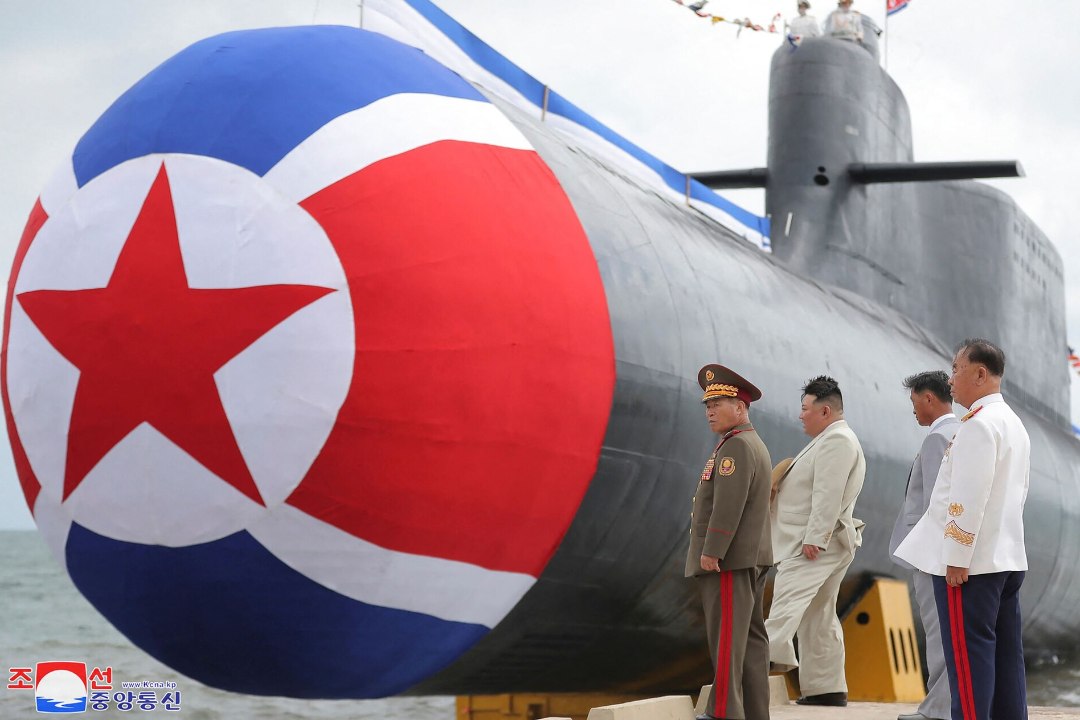 KORDAMINEK VÕI KÄKK? Põhja-Korea esitles uut allveelaeva, millel peaks olema võimekus tulistada tuumarakette
